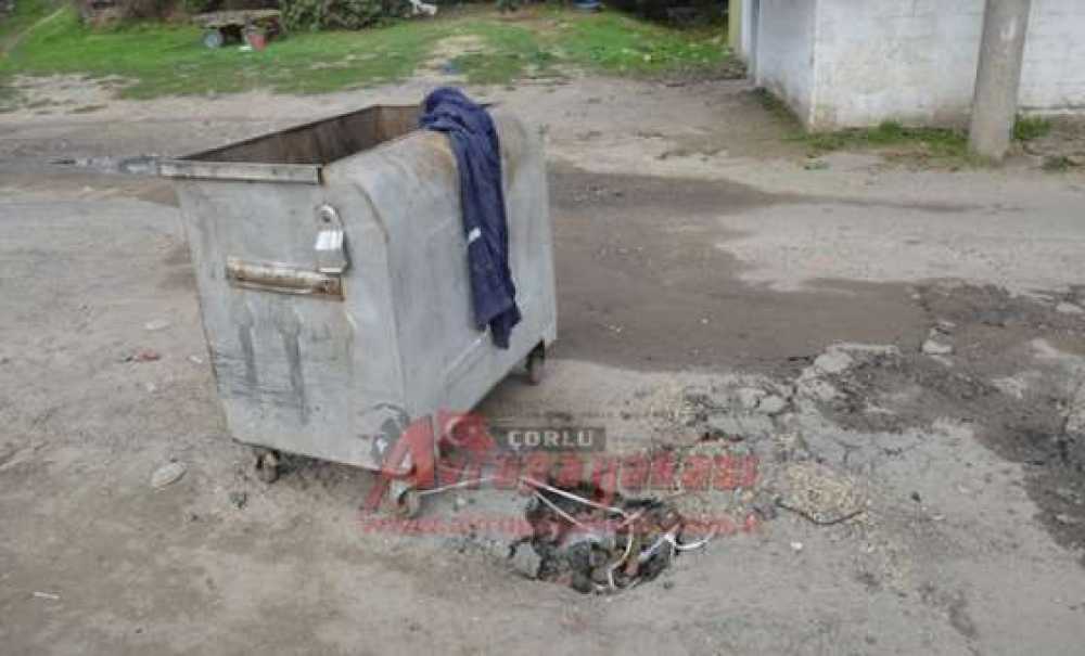 Çöken Yola Çöp Tenekeli Önlem