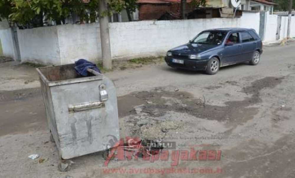 Çöken Yola Çöp Tenekeli Önlem