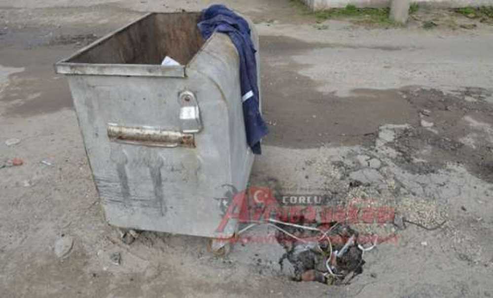 Çöken Yola Çöp Tenekeli Önlem