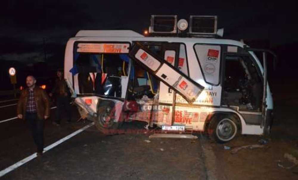 Chp Otobüsü Kaza Yaptı