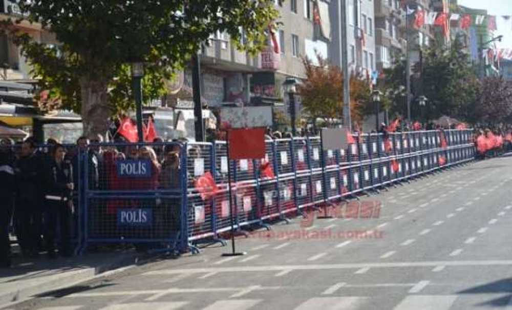 Polis Barikatlı Cumhuriyet Bayramı!