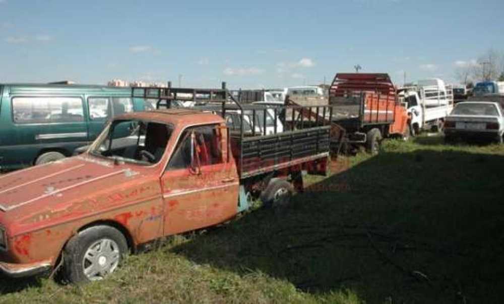 Hurda Araçlar Satılmayı Bekliyor