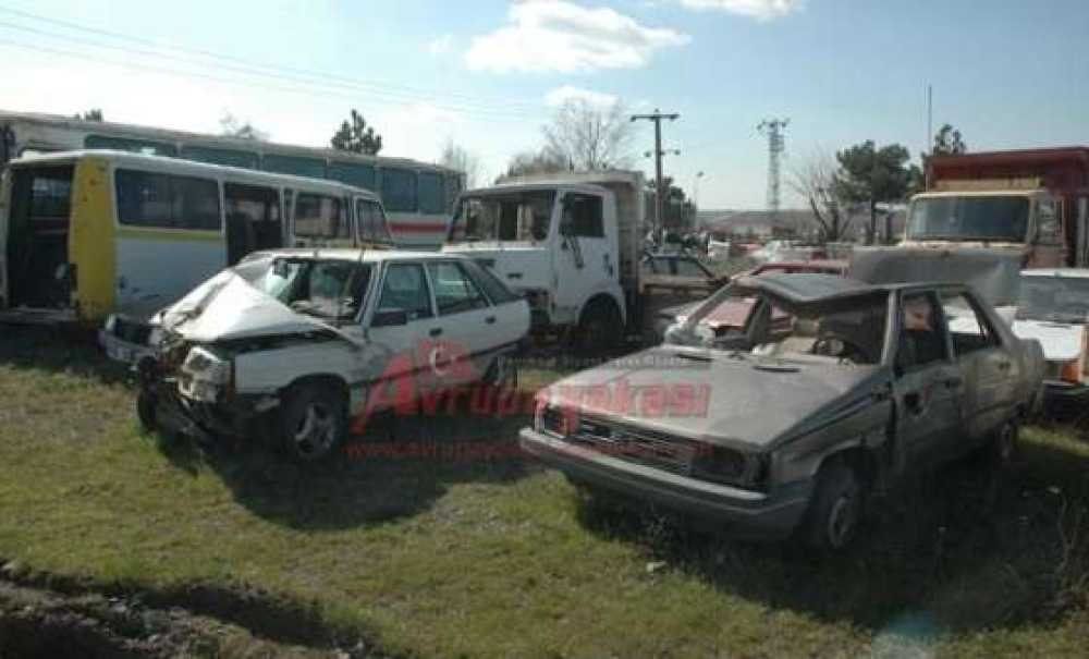Hurda Araçlar Satılmayı Bekliyor