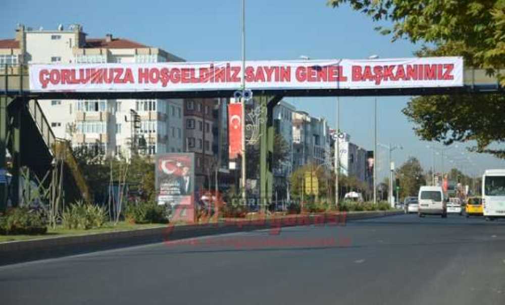 Üstgeçitlerdeki Pankartlar Kafa Karıştırıyor