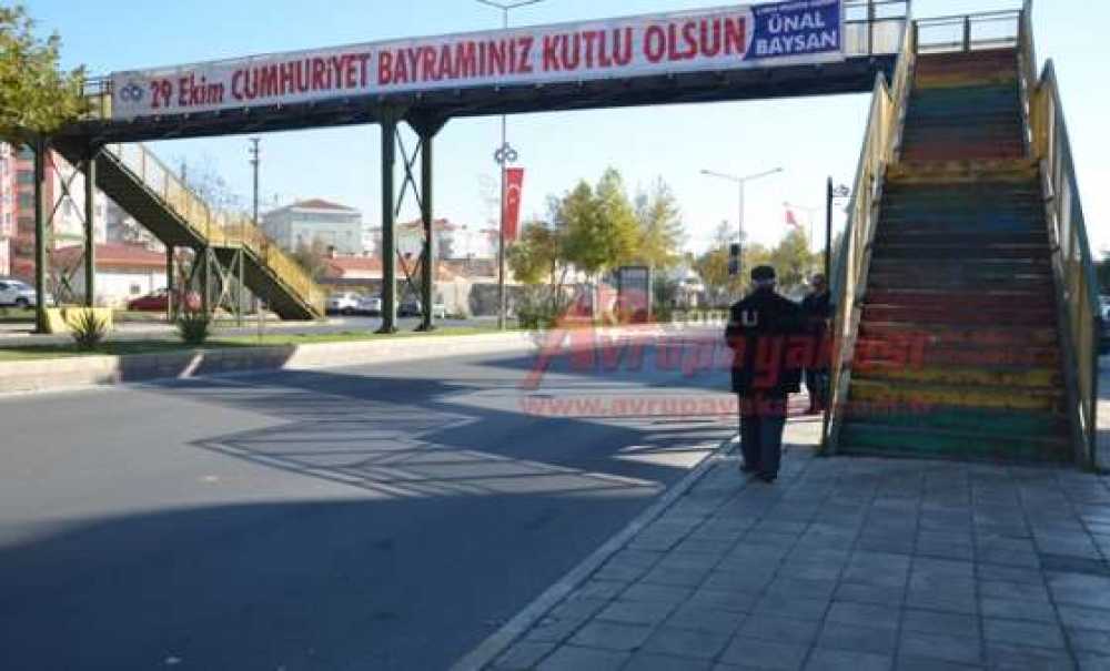 Üstgeçitlerdeki Pankartlar Kafa Karıştırıyor