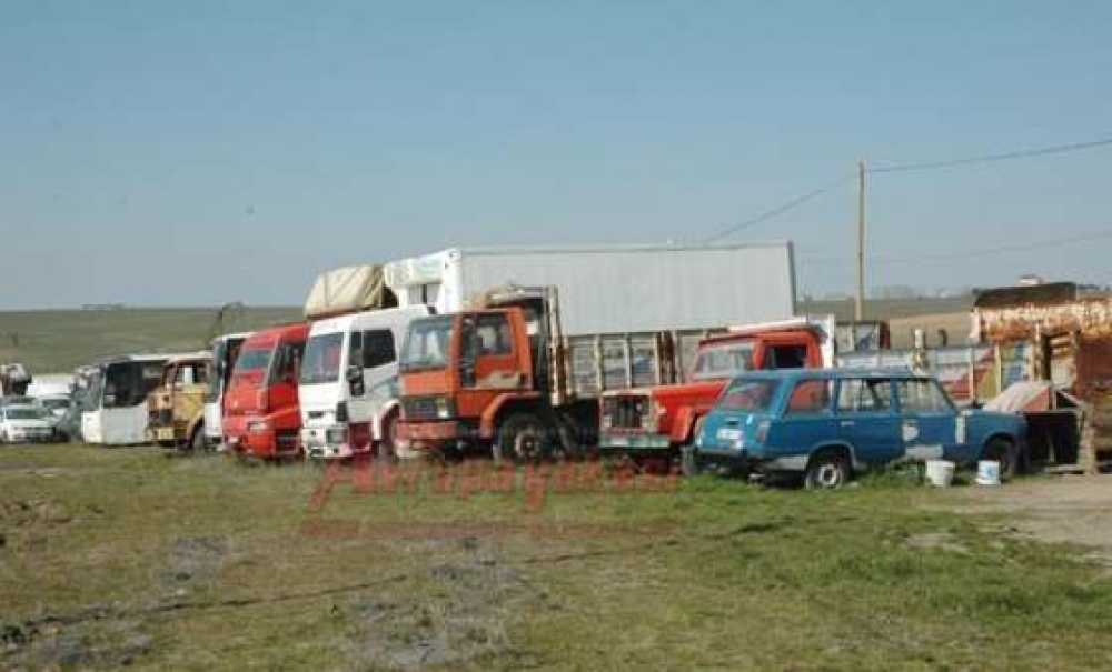 Hurda Araçlar Satılmayı Bekliyor