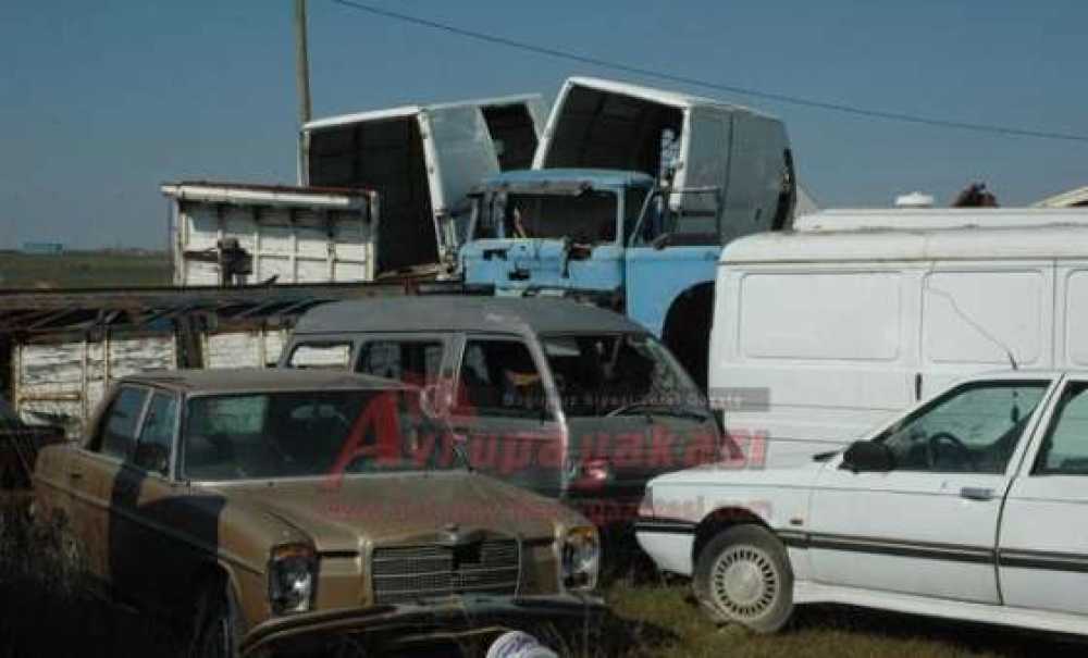 Hurda Araçlar Satılmayı Bekliyor