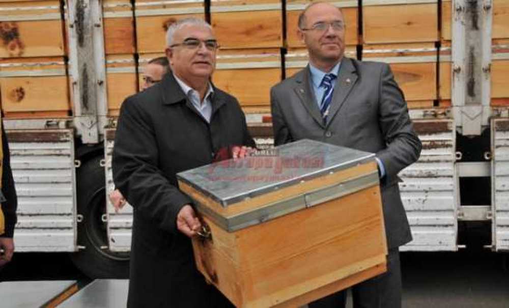 Çorlu'da Arı Üreticilerine Kovan Dağıtıldı