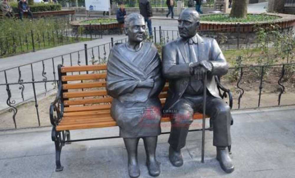 Çorlu'ya Yaşlı Çift Heykeli