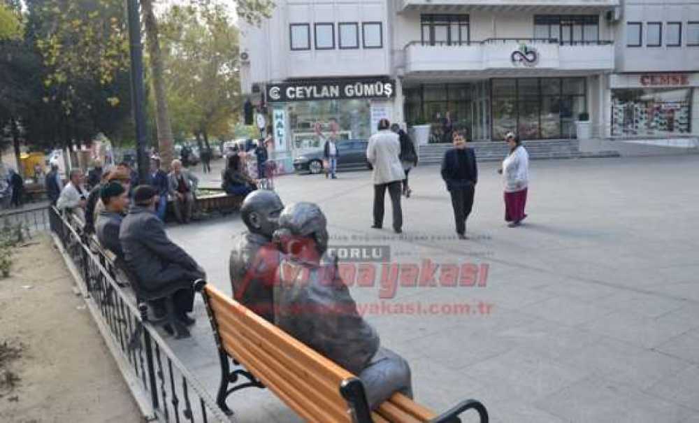 Çorlu'ya Yaşlı Çift Heykeli