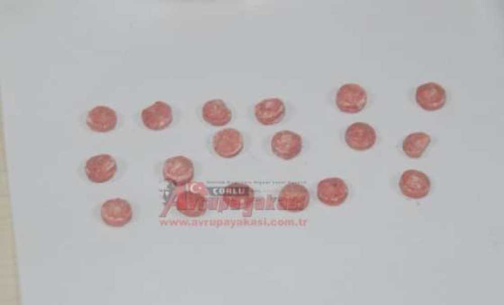 Polisi Görünce Kaçan Şahsın Attığı Poşetten Esrar Ve Uyuşturucu Hap Çıktı