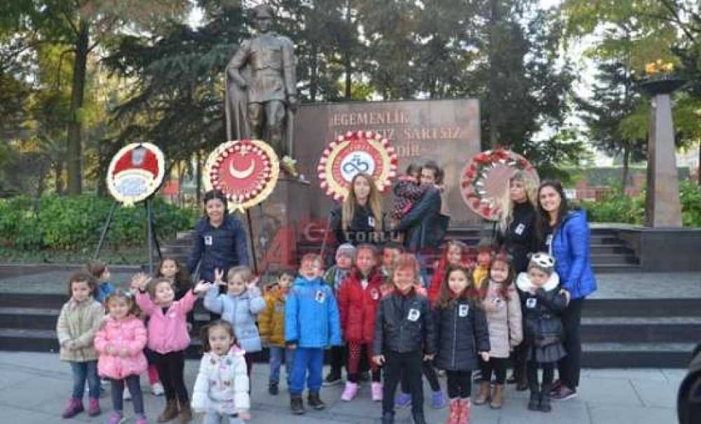 Minik Öğrencilerden Ata'ya Saygı