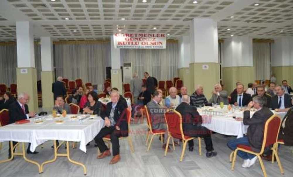 Eğitim- İş Sendikası Üyesi Öğretmenlerden Önce Basın Açıklaması Sonra Kutlama