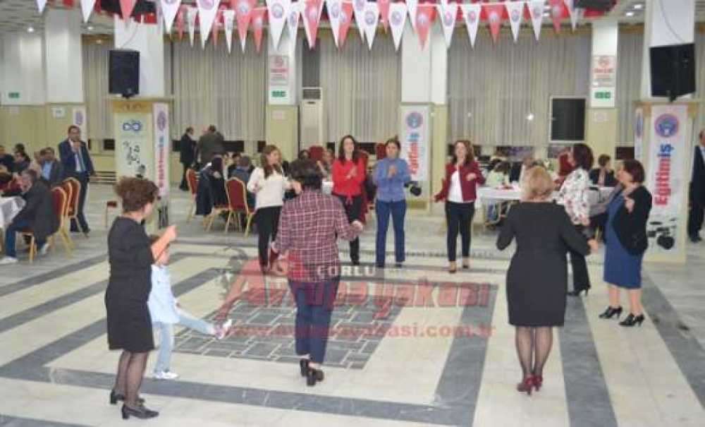 Eğitim- İş Sendikası Üyesi Öğretmenlerden Önce Basın Açıklaması Sonra Kutlama