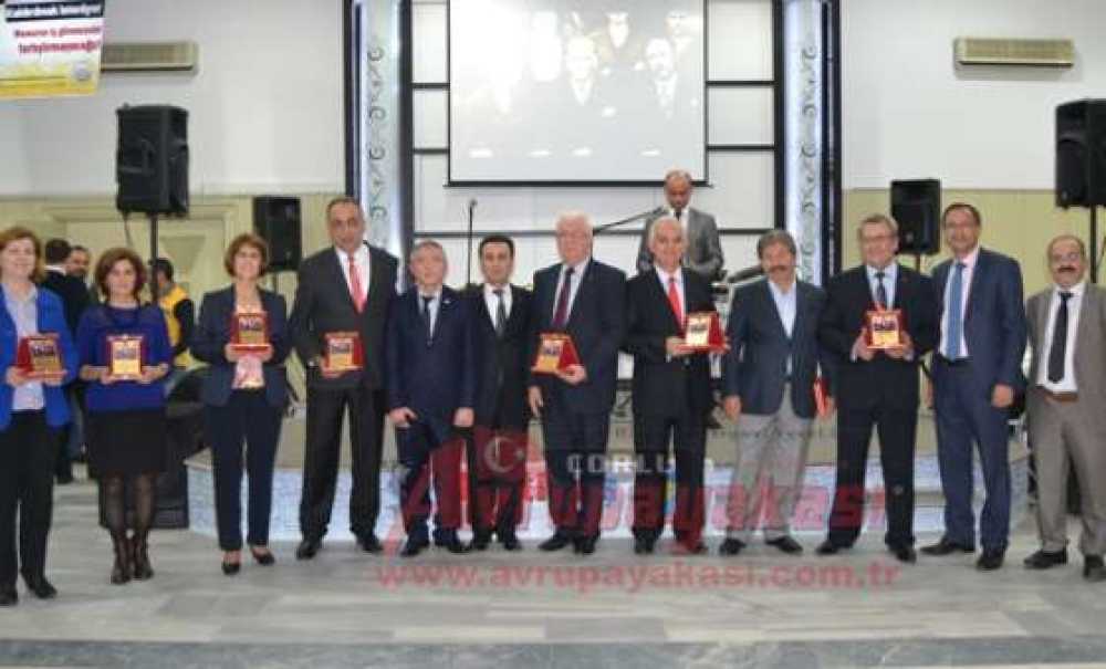 Eğitim- İş Sendikası Üyesi Öğretmenlerden Önce Basın Açıklaması Sonra Kutlama