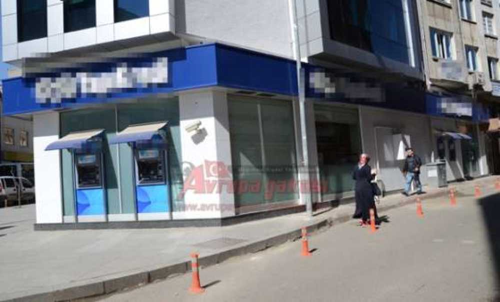 Maaşı Yatmayınca Atm'leri Kırdı