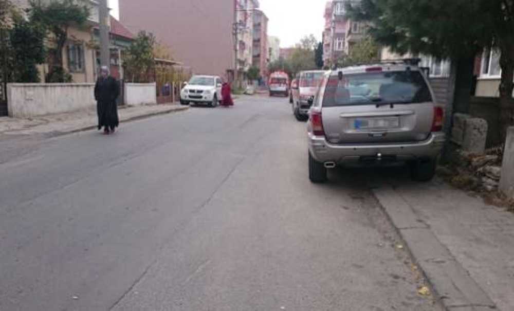 Araçlar Kaldırımlarda, Yayalar Yollarda