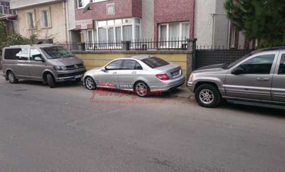 Araçlar Kaldırımlarda, Yayalar Yollarda