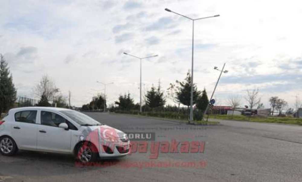 Yan Yatan Kamera Direği Kazalara Davetiye Çıkarıyor