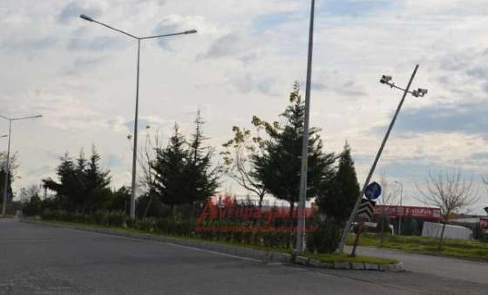 Yan Yatan Kamera Direği Kazalara Davetiye Çıkarıyor