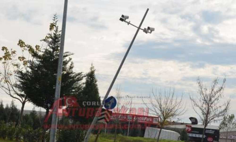 Yan Yatan Kamera Direği Kazalara Davetiye Çıkarıyor