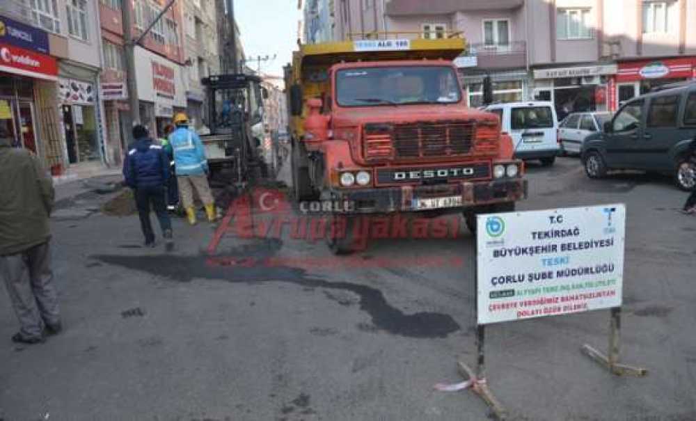Yeldeğirmeni Sokak'da Kanalizasyon Çalışması