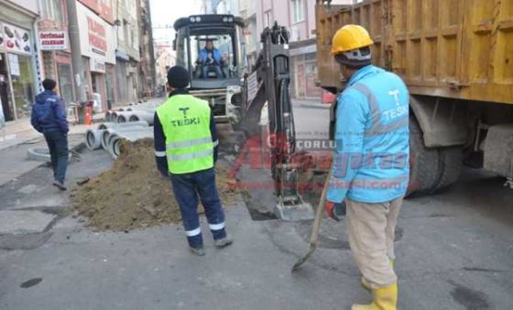 Yeldeğirmeni Sokak'da Kanalizasyon Çalışması