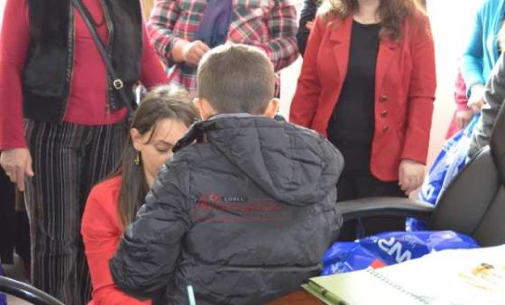 Ak Partili Kadınlardan Minik Kalpler Üşümesin Etkinliği