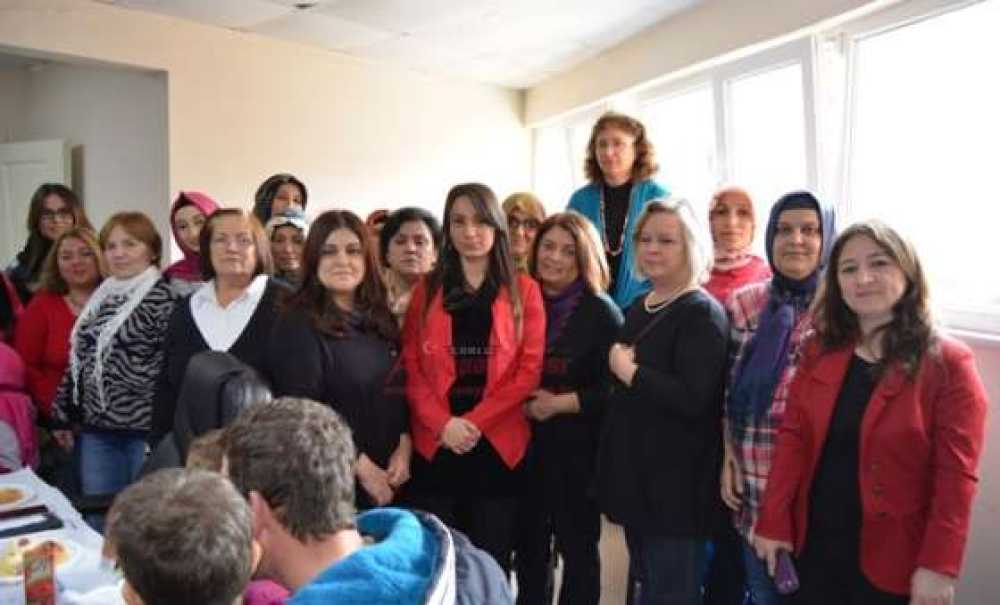 Ak Partili Kadınlardan Minik Kalpler Üşümesin Etkinliği