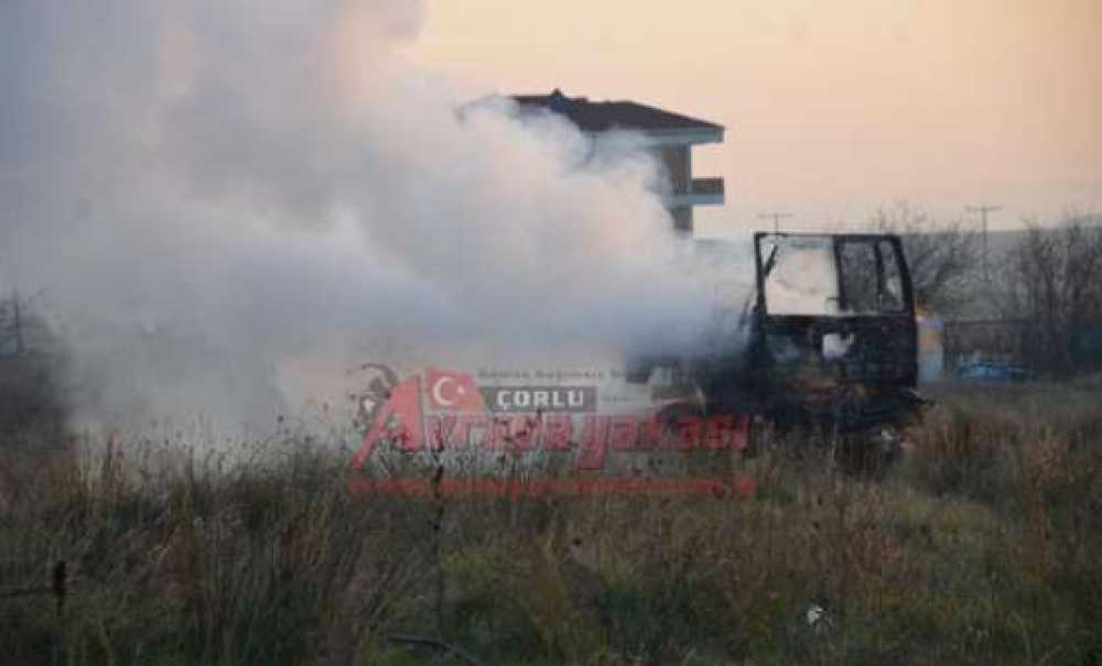 Boş Araziye Terk Edilen Kamyon Yandı