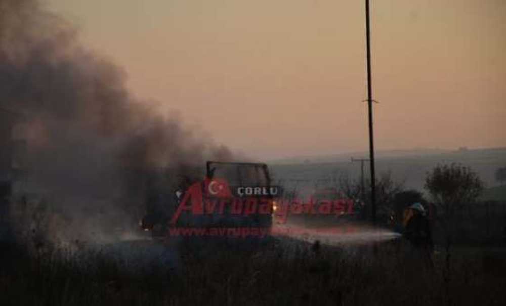 Boş Araziye Terk Edilen Kamyon Yandı