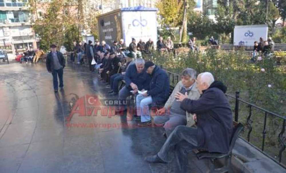 Güneşi Gören Çorlulular Meydan Ve Parkları Doldurdu