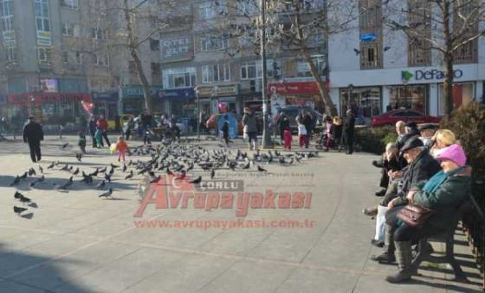 Güneşi Gören Çorlulular Meydan Ve Parkları Doldurdu
