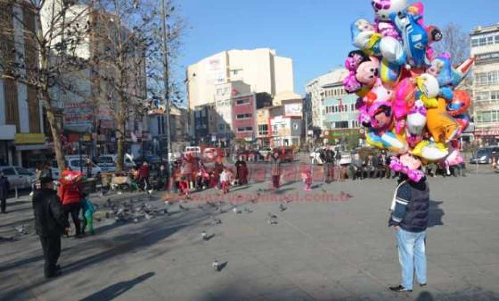 Güneşi Gören Çorlulular Meydan Ve Parkları Doldurdu