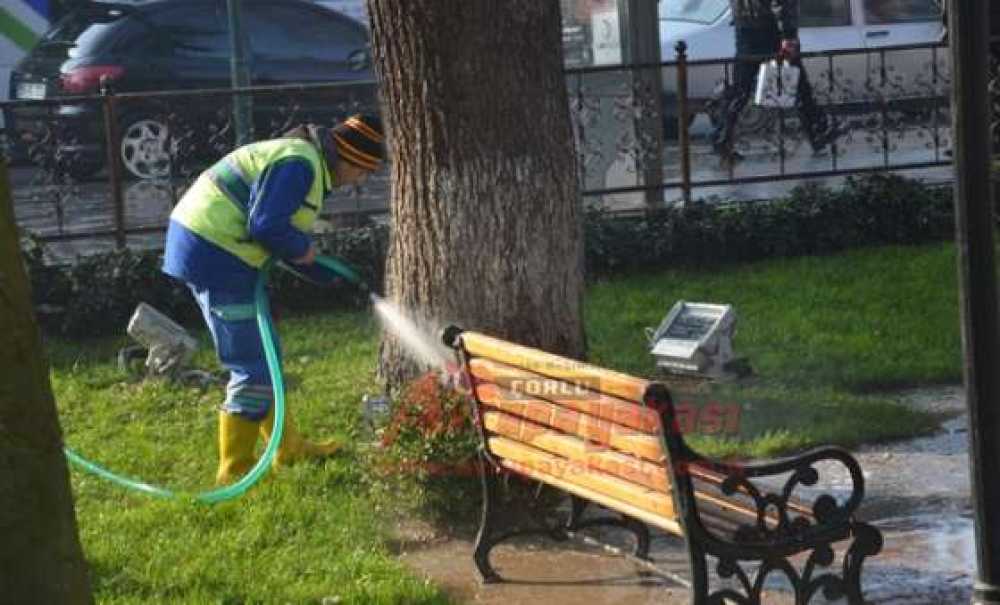 Tarihi Belediye Bahçesi Sık Sık Temizleniyor
