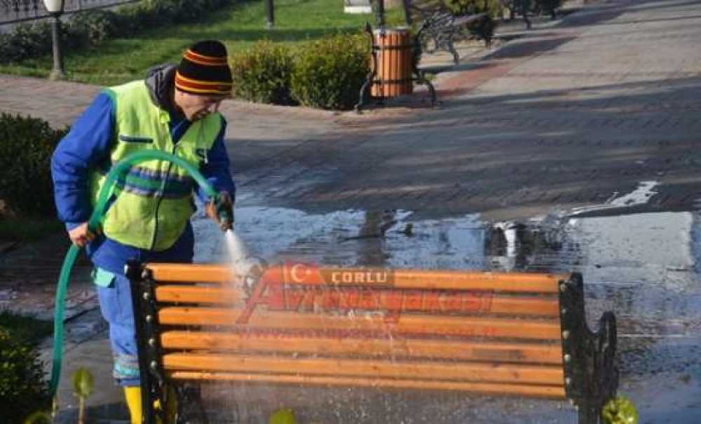 Tarihi Belediye Bahçesi Sık Sık Temizleniyor