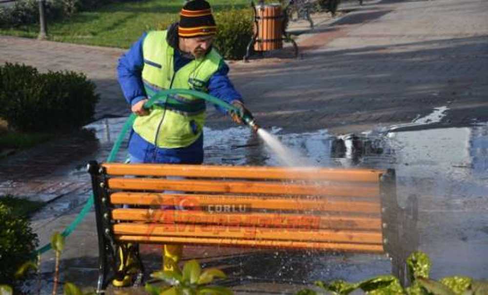 Tarihi Belediye Bahçesi Sık Sık Temizleniyor
