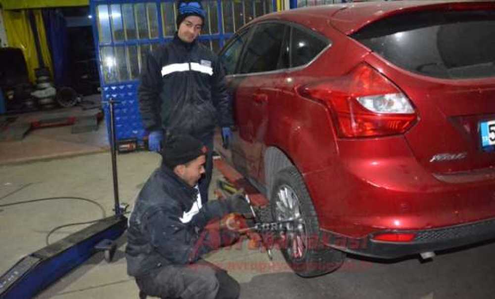 Oto Lastikçilerde Kış Lastiği Mesaisi