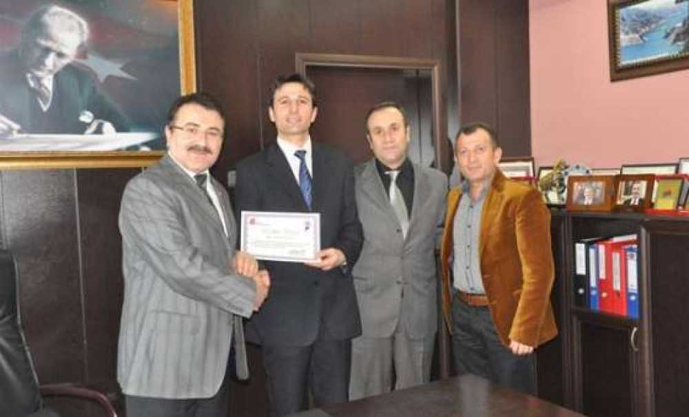 Kaymakam Demiröz`den Vergi Rekortmenlerine Plaket