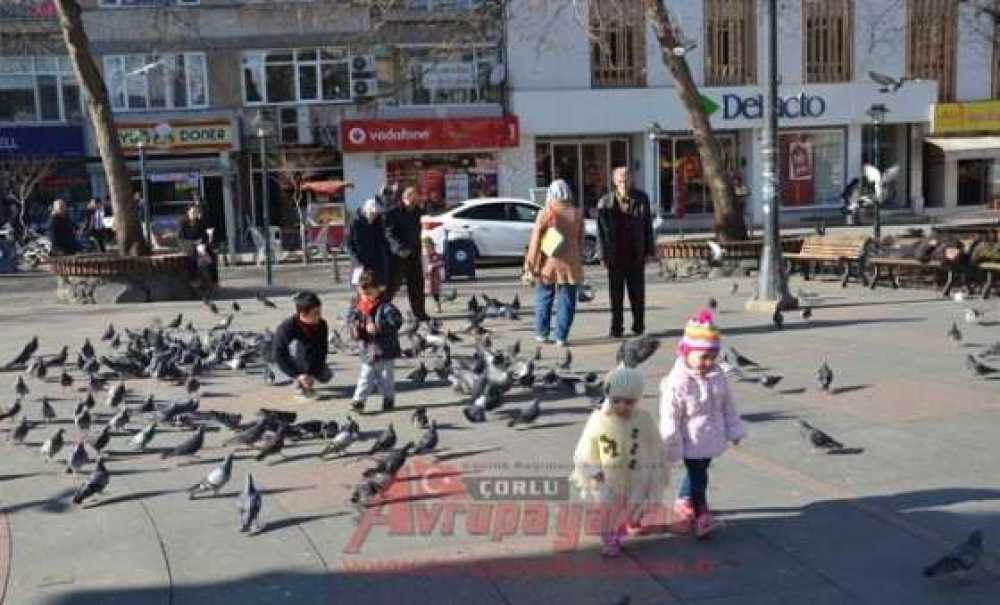 Güneşli Hava Yüzleri Güldürdü