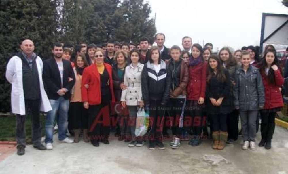 Öğrencilerden Hayvan Bakım Evine Ziyaret