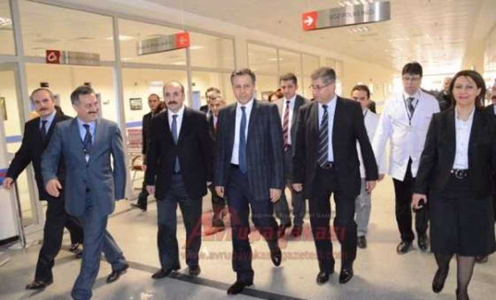 Vali Yerlikaya Tıp Bayramını Sağlık Çalışanları Ile Kutladı