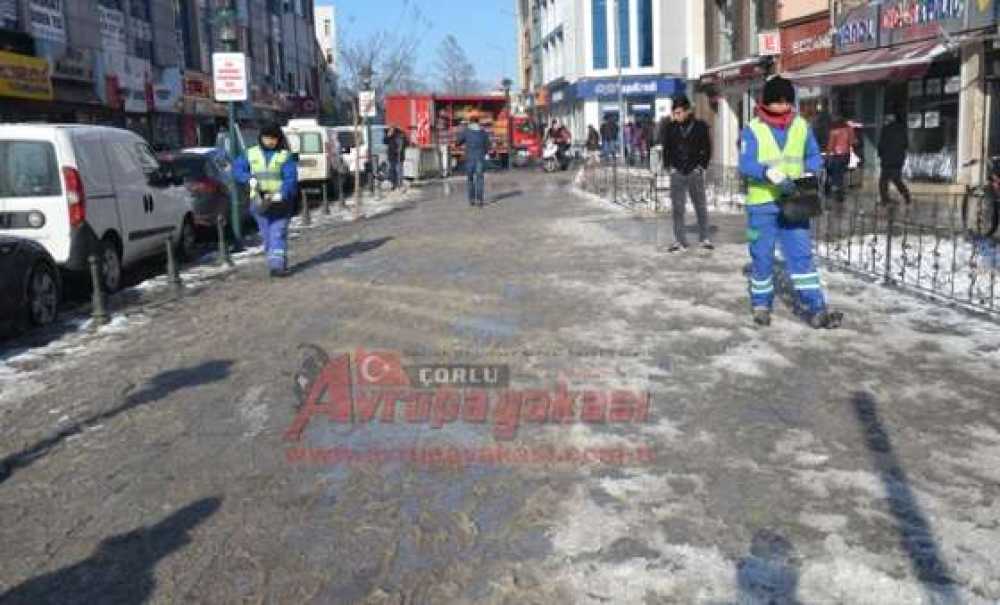 Temizlik Ekiplerinin Kar Mesaisi