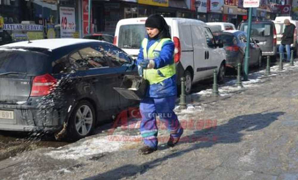 Temizlik Ekiplerinin Kar Mesaisi