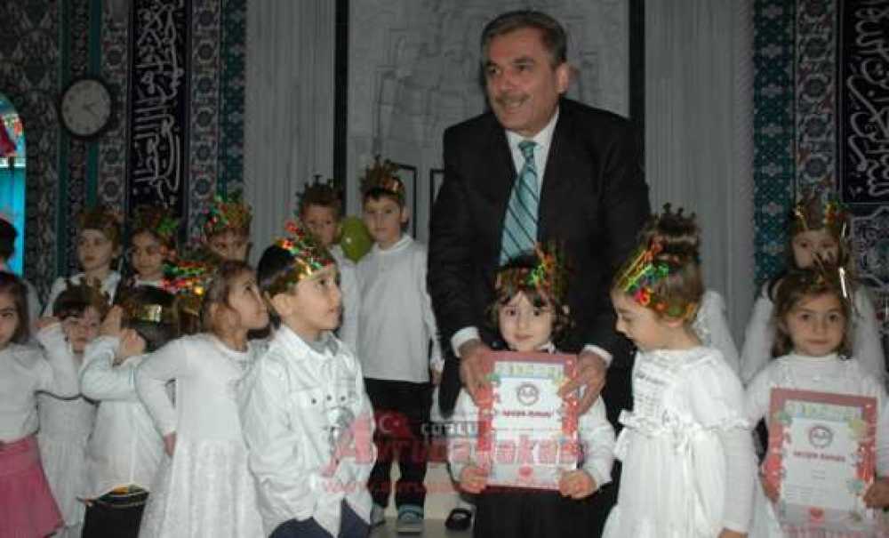 Mekke Kur`an Kursu`nda Minik Öğrencilerin Karne Sevinci