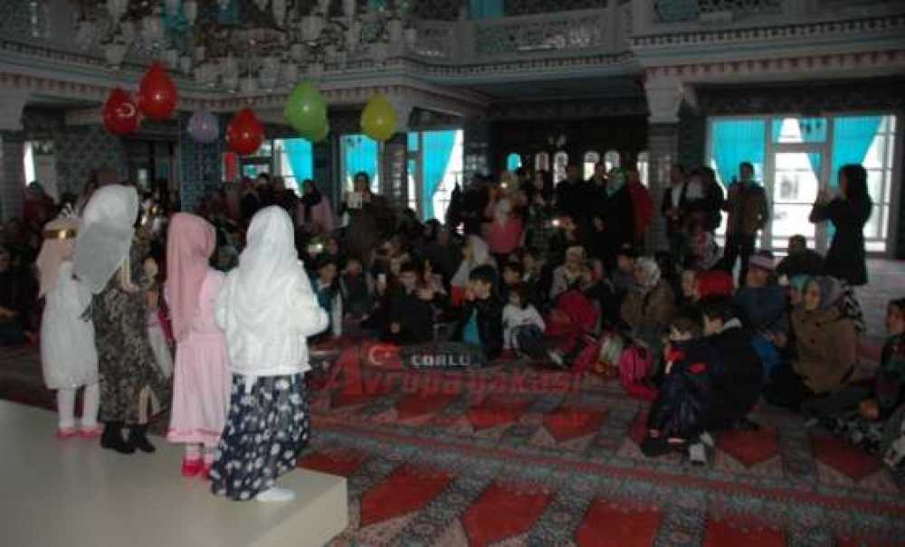 Mekke Kur`an Kursu`nda Minik Öğrencilerin Karne Sevinci