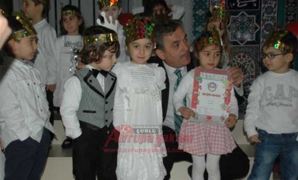 Mekke Kur`an Kursu`nda Minik Öğrencilerin Karne Sevinci