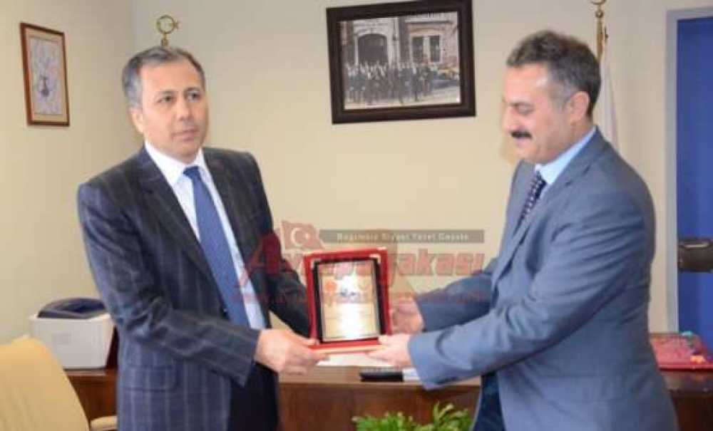 Vali Yerlikaya Tıp Bayramını Sağlık Çalışanları Ile Kutladı