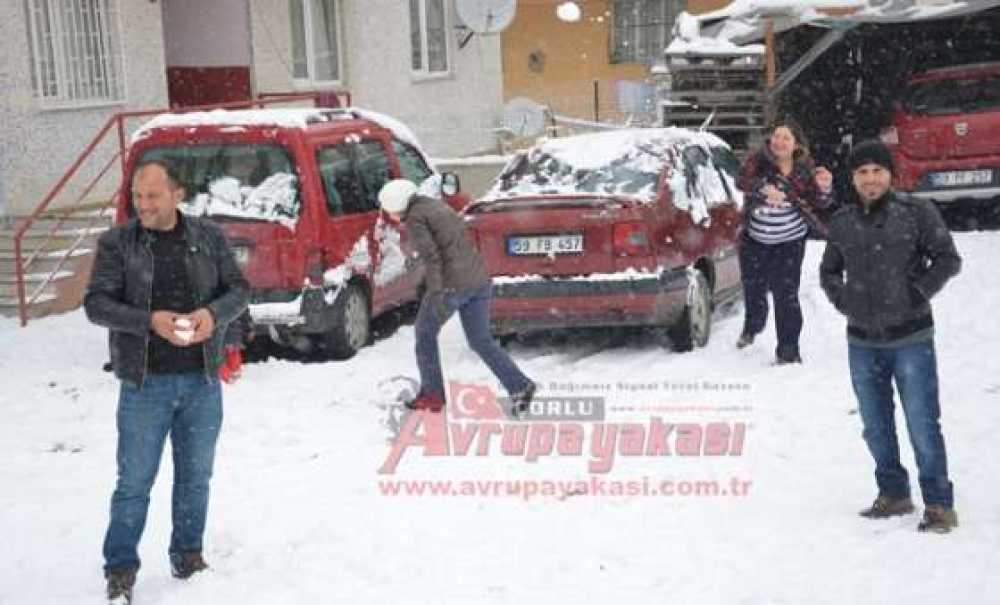 Çocukların Ve Ailelerin Kar Keyfi