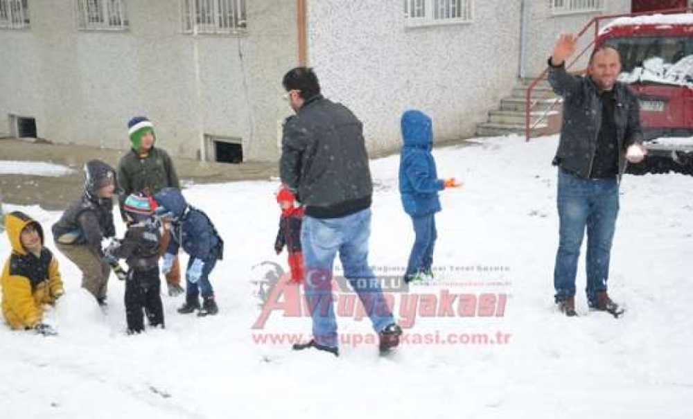 Çocukların Ve Ailelerin Kar Keyfi